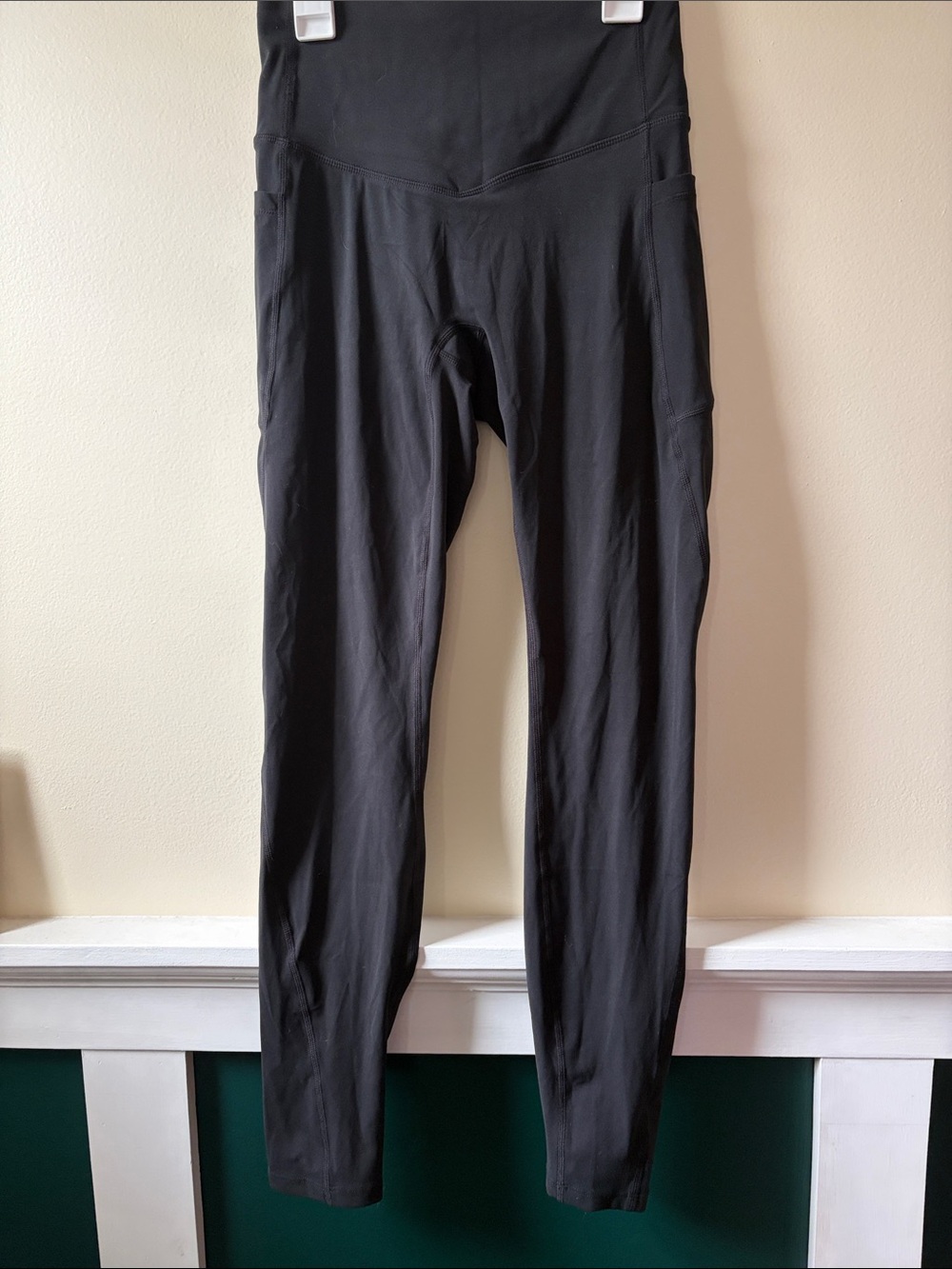 HALARA Black High-Waist Leggings with Side Pockets